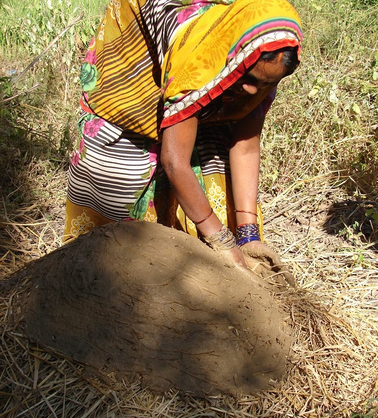 sealing the kiln with clay 