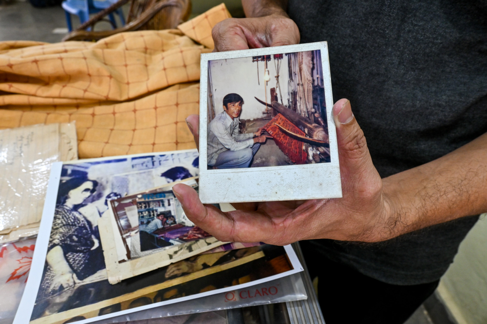 Imran Qureshi’s father demonstrating the Himroo Weaving process. (Picture Credits: Anil Purohit)