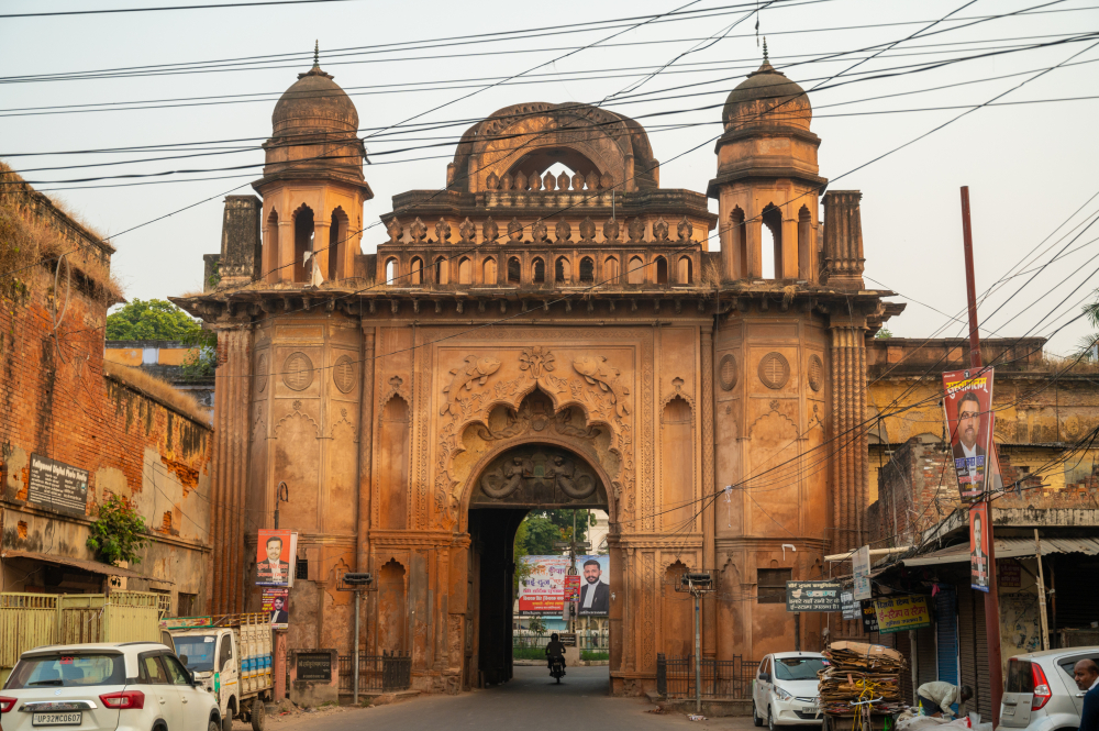 Lakhi Darwaza gateway with the Mahi Maratib, or fish insignia. (Picture Credits: Monis Khan)