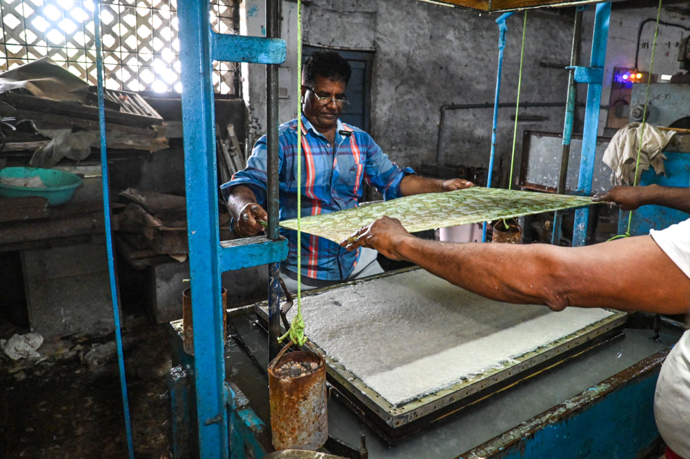 Mohammad Altaf lifts the frame to drain water. (Picture Credits: Anil Purohit)