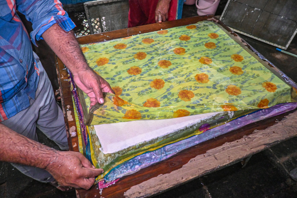 Artisans separate layers of pulp with cloth. (Picture Credits: Anil Purohit)