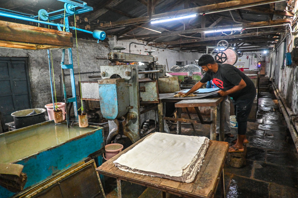 Sameer Sheikh demonstrated how paper is straightened. (Picture Credits: Anil Purohit)