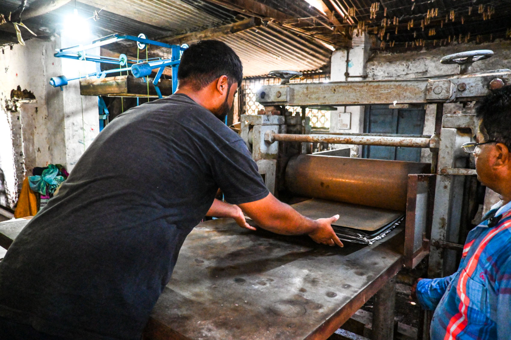 Sameer Sheikh demonstrated how paper is straightened. (Picture Credits: Anil Purohit)