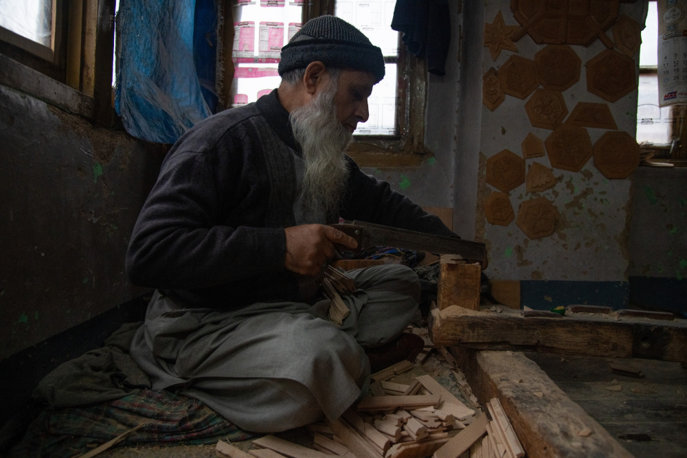 Ali Mohammad Giru, a master craftsman, revives the fading art of khatamband. (Picture Credits: Syed Muneeb Masoodi)
