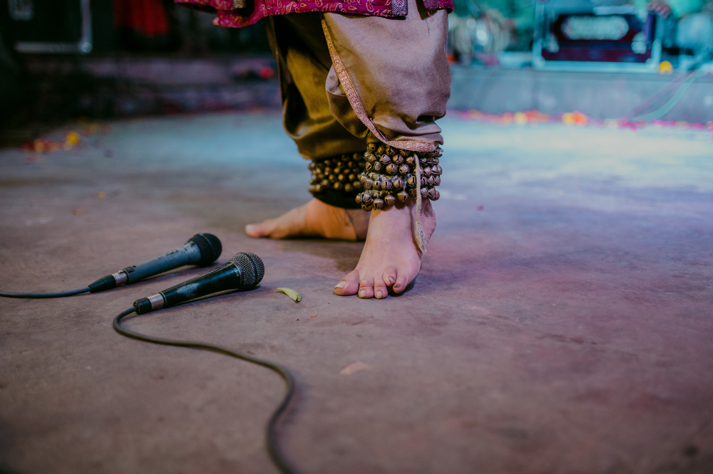 Artist wearing ghungroo for kathak performance. (Picture Credits: Monis Khan)