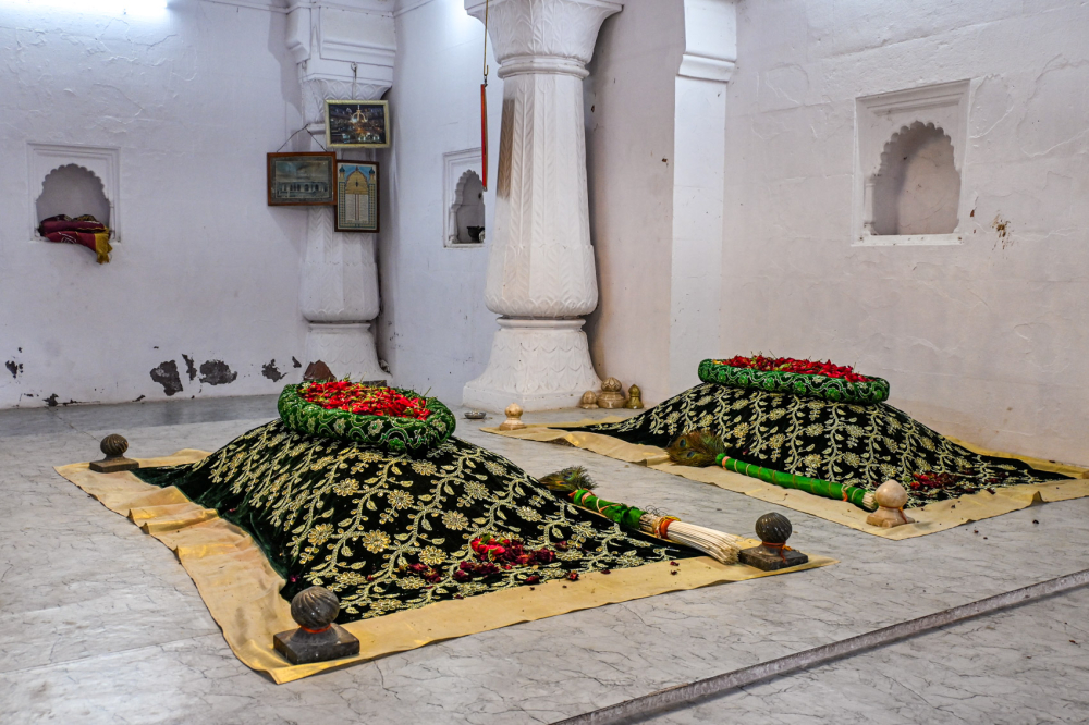  Interior view of the Dargah of Baba Shah Musafir. (Picture Credits: Anil Purohit)