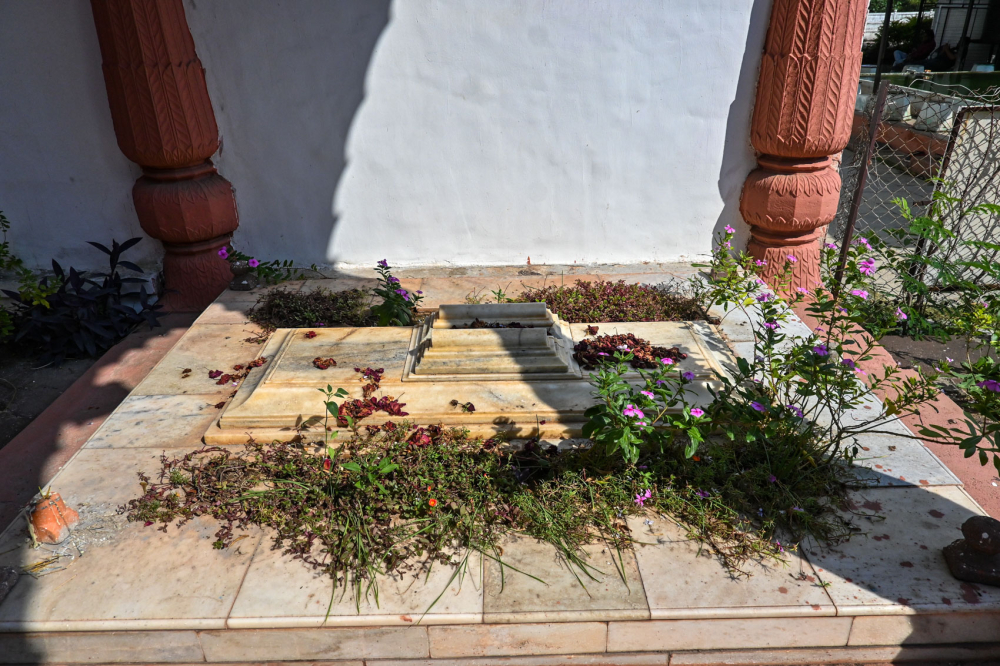 Tomb in the Dargah of Baba Shah Musafir. 