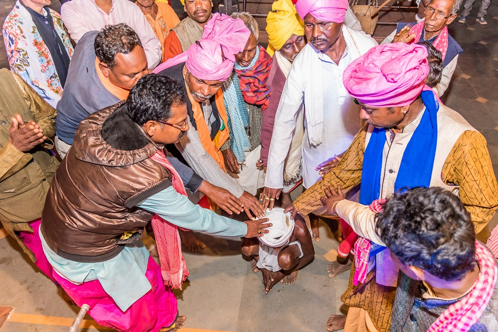 The ritual of throwing amla during Phagun Madai