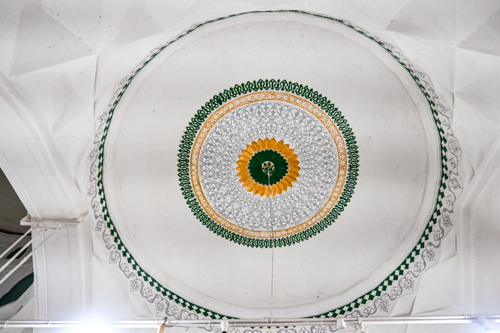 Ceiling of Kali Masjid, City Chowk. (Picture Credits: Anil Purohit)