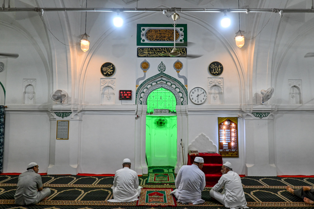 Interior of Kali Masjid, City Chowk. (Picture Credits: Anil Purohit)