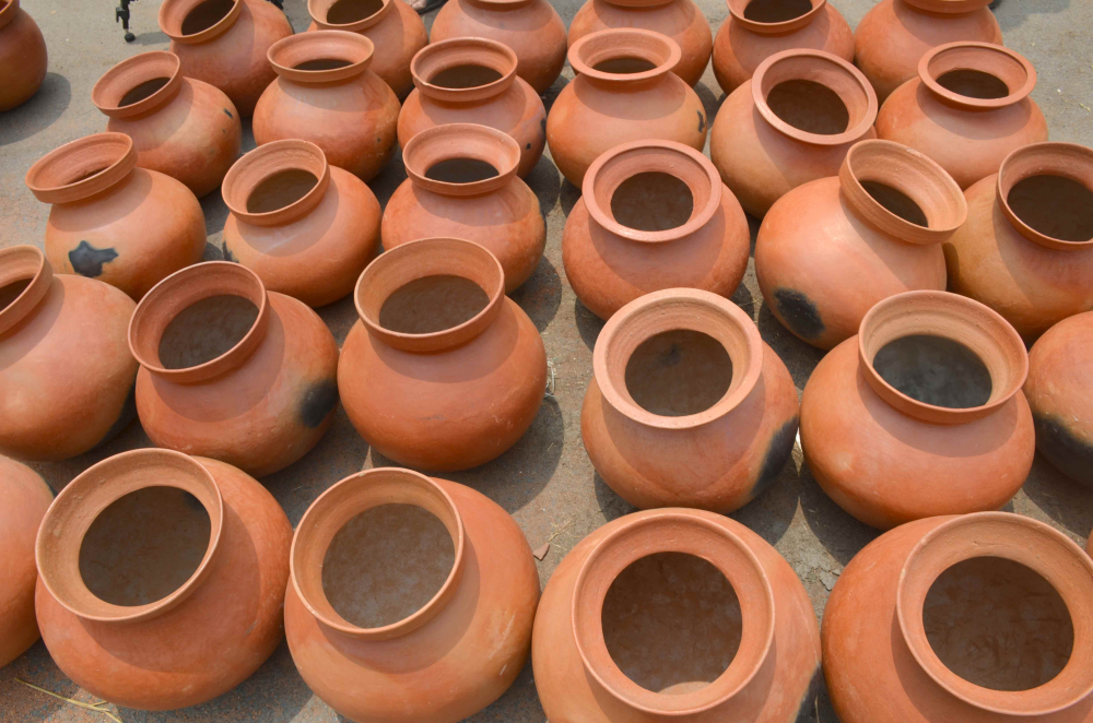 रायगढ़ के हाट बाजार में बिकते मिट्टी के बर्तन। 