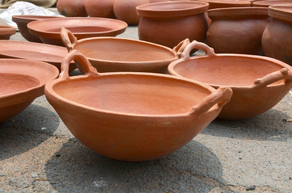 सब्जी -भाजी पकने के लिए मिट्टी की बानी कढ़ाई। 