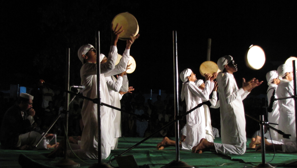 Duff Muttu performance at the National Folk Festival 2012, held at Naduvil High School in Kannur district.   Photo courtesy: Public domain, via Wikimedia Commons.
