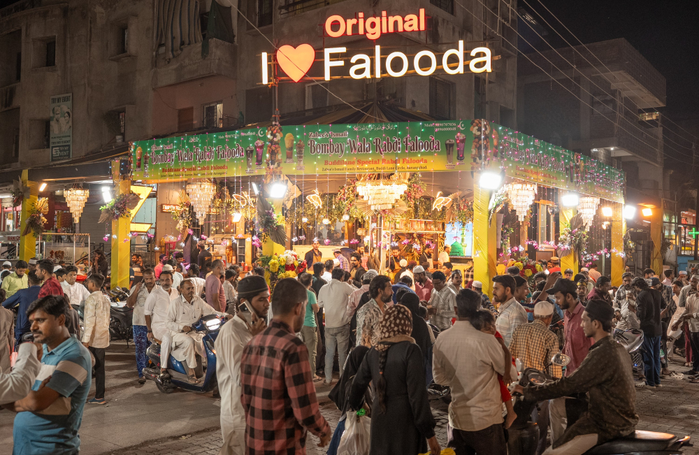 Crowd outside a falooda stall. (Picture Credits: Rushikesh Hoshing)