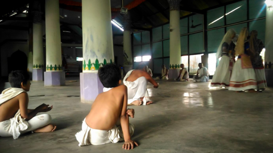 Fig 1: Young bhakats learning the arts through observation and peripheral participation. Courtesy: Abismrita Chakravarty