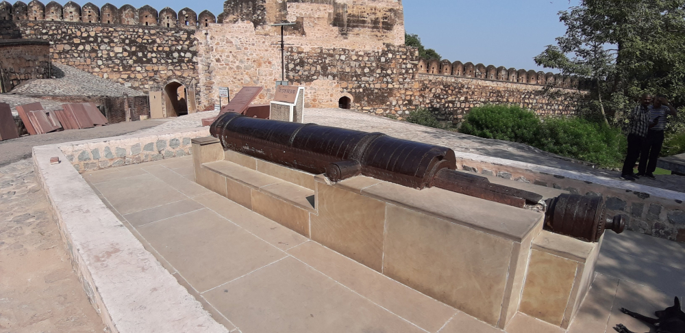 चित्र 2: झाँसी के किले में स्थित ‘कड़क बिजली’ नामक तोप का वृन्दावनलाल वर्मा ने अपने उपन्यास झाँसी की रानी लक्ष्मीबाई में लक्ष्मीबाई के अंग्रेज़ों के विरुद्ध लड़े गए युद्ध के संदर्भ में विशेष रूप से उल्लेख किया है। (फोटो: अमिता चतुर्वेदी, 17 नवंबर 2019)