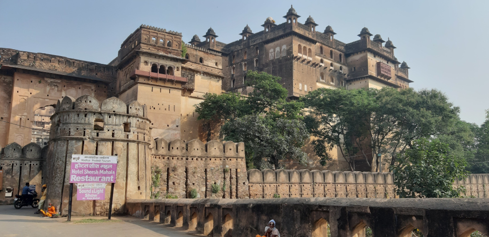 चित्र 3: इदन्नमम उपन्यास में ओरछा के किले के बारे में मैत्रेयी पुष्पा ने इस प्रकार वर्णन किया है- ‘ओरछा का किला धुँधला-सा दिखाई देता है, ज्यों अँधेरे में विशालकाय हाथी बैठा हो।’ (फोटो: अमिता चतुर्वेदी, 16 नवंबर 2019)