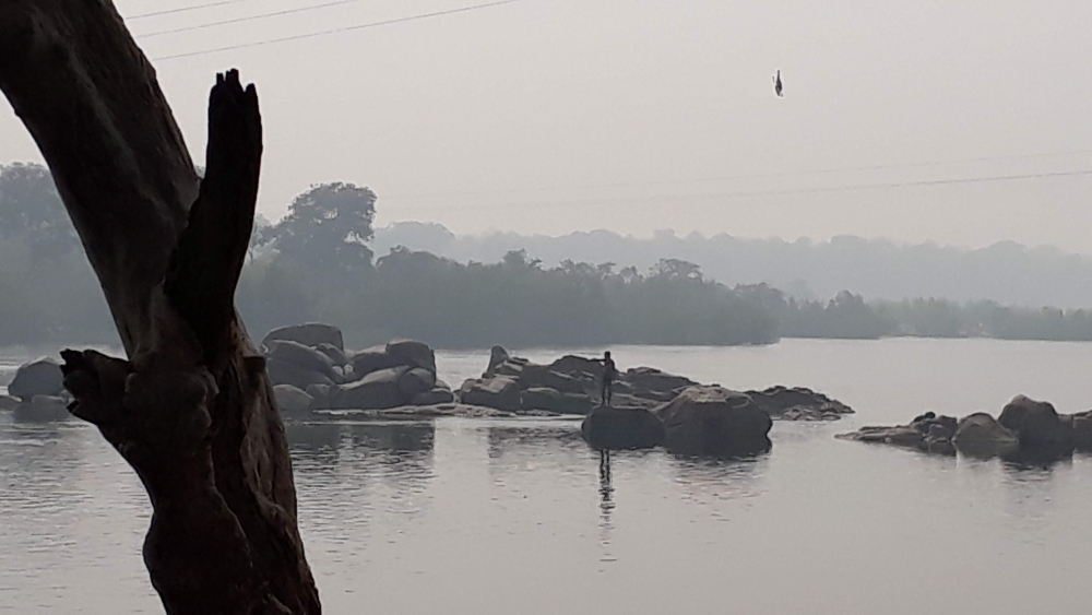 चित्र 4: बुन्देलखण्ड की प्रमुख नदी बेतवा का उल्लेख वृन्दावनलाल वर्मा एवं मैत्रेयी पुष्पा के साहित्य में प्रमुखता से मिलता है। प्रस्तुत चित्र ओरछा स्थित बेतवा नदी के घाट से लिया गया है। (फोटो: अमिता चतुर्वेदी, 16 नवंबर 2019)