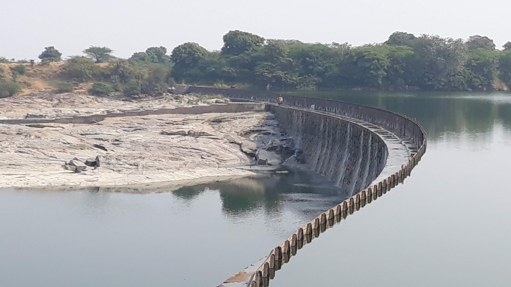 चित्र 5: मैत्रेयी पुष्पा ने अपने उपन्यासों में पारीछा में स्थित बाँध को कहानी का एक महत्वपूर्ण अंग बनाया है। प्रस्तुत चित्र में पारीछा बाँध का सम्यक रूप देखने को मिलता है। (फोटो: अमिता चतुर्वेदी, 17 नवंबर 2019)