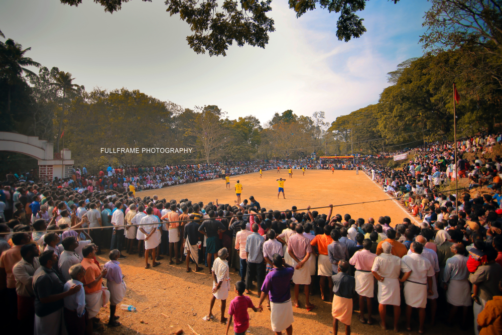 Fig. 1. പന്തുകളം : നാടന്‍ പന്തുകളി നടക്കുന്ന മൈതാനം 'പന്തുകളം' എന്ന പേരിലാണ് അറിയപ്പെടുന്നത്. 55 മീറ്റർ നീളവും 22 മീറ്റർ വീതിയുമുള്ള ദീർഘ ചതുരാകൃതിയാണ് കളിക്കളത്തിനുള്ളത്. കടപ്പാട് ജിബി ഫുള്‍ഫ്രയിം