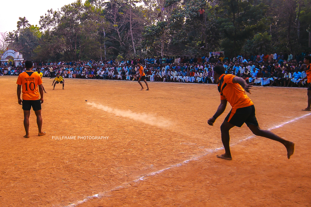 Fig. 2  പന്തുകളത്തിലെ വെട്ടുകളത്തിൽ (ക്രീസ്) നിന്ന് പന്തടികാരൻ ഒന്നാമത്തെ എണ്ണമായ ഒറ്റ വെട്ടിക്കളിക്കുന്ന ദൃശ്യം. കടപ്പാട് ജിബി ഫുള്‍ഫ്രയിം