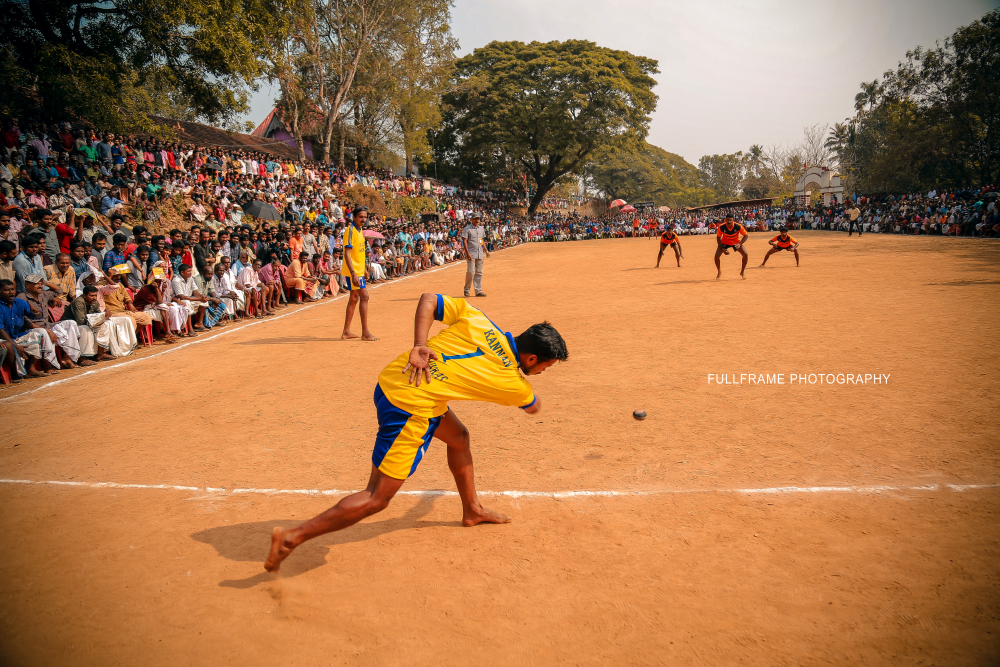 Fig.3. നാടൻ പന്തുകളിയിലെ മൂന്നാമത്തെ എണ്ണമായ പിടിയൻ കളിക്കുന്ന ദൃശ്യം  ( വെട്ടാത്ത കൈ പിറകിൽ തിരുകി മറുകൈകൊണ്ട് വെട്ടുന്നതാണ് പിടിയൻ). കടപ്പാട് ജിബി ഫുള്‍ഫ്രയിം