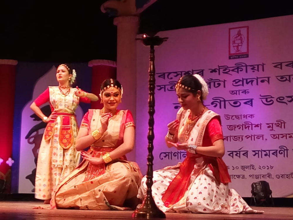 Fig. 3. The costumes have typical Assamese motifs like kingkhap, kalka, miri and gasa (Courtesy: Collection of Ranjumoni Saikia and Rinjumoni Saikia)  