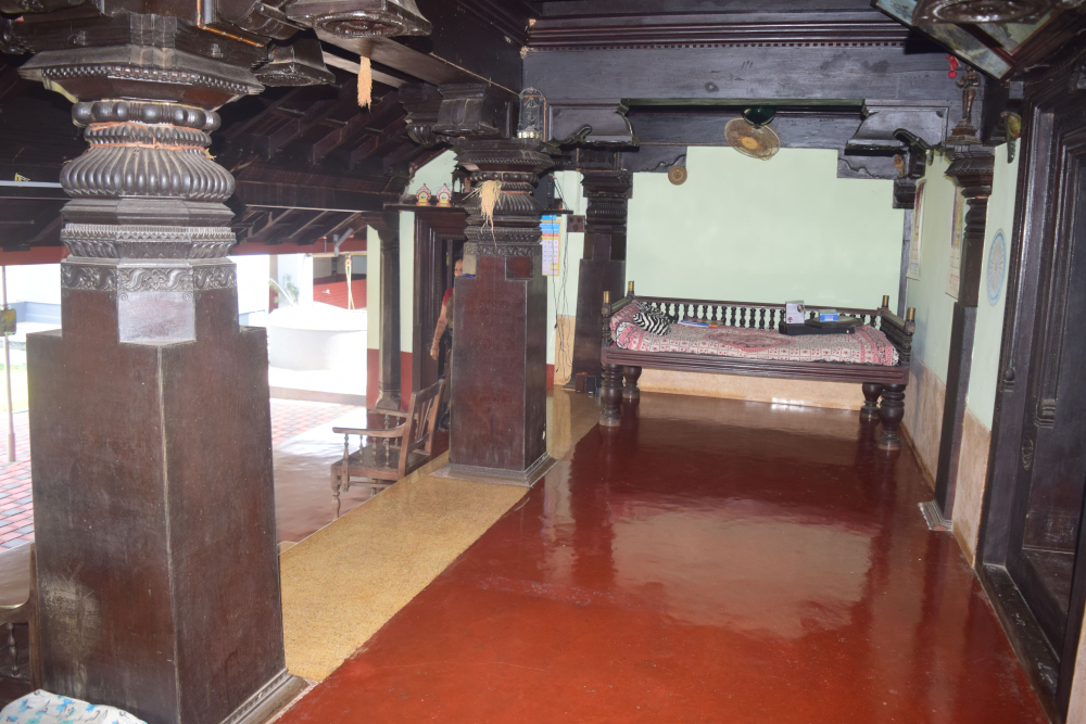 Fig. 4: Pillars of the main hall at Onthibettu Guttu, Hiriyadka. Pillars with these designs are found in almost every guttumane across Tulunadu 