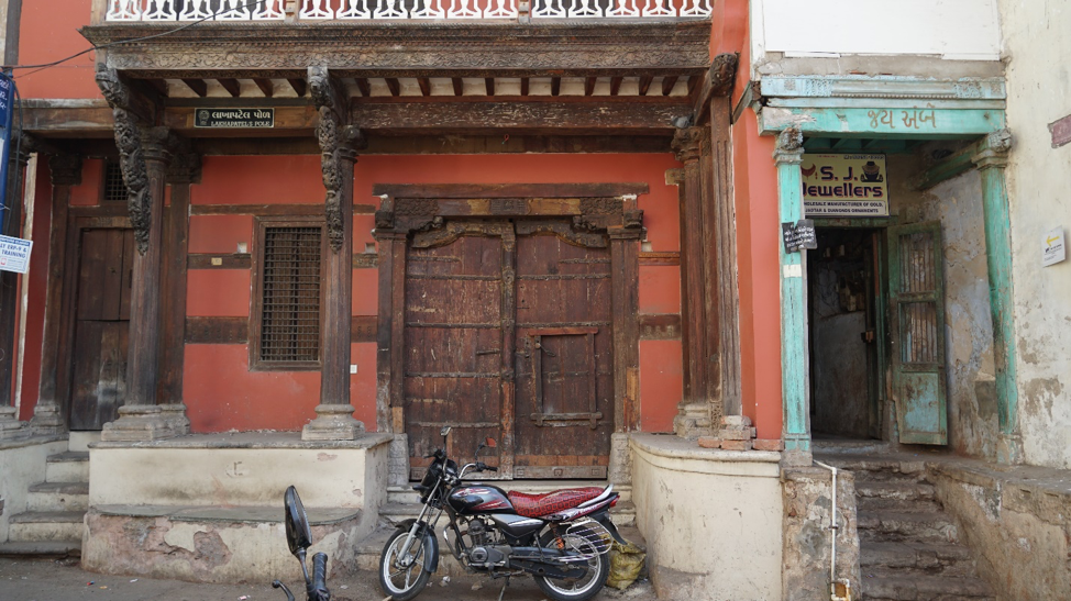 Fig. 4: Front facade of a house in Lakha Patel ni pol, Khadia, Ahmedabad. (Courtesy: Ashna Patel)