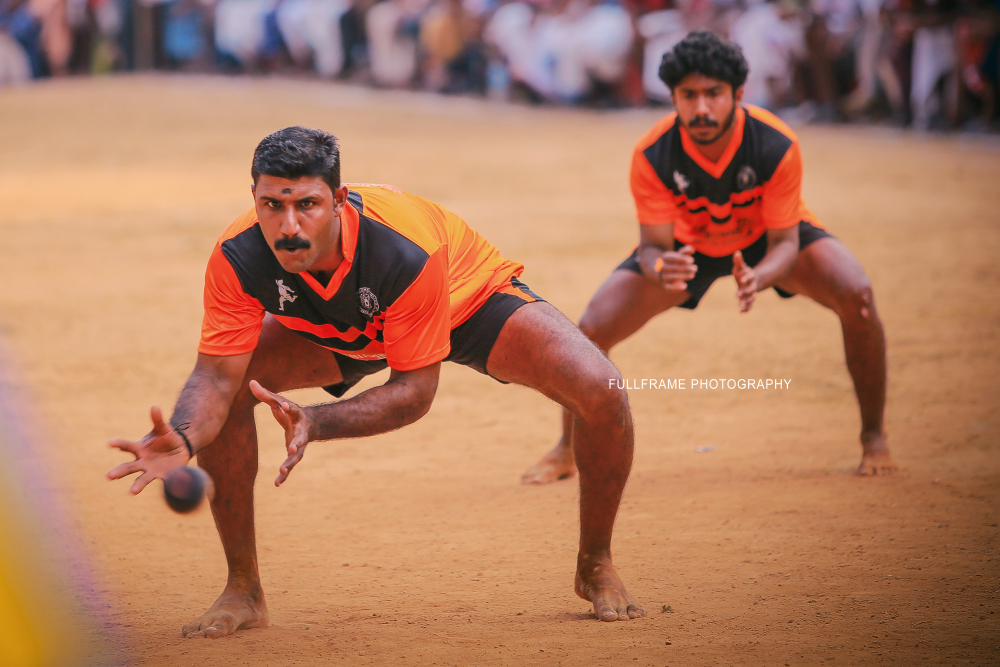 Fig.4. വെട്ടിക്കളിക്കുന്ന പന്ത് ഉയർന്നപ്പോൾ, എതിർ ടീമിന്റെ പ്രതിരോധനിരയിൽ മുന്നിൽ നിൽക്കുന്ന കളിക്കാരൻ (പിടുത്തക്കാരൻ) പന്ത് കൈപ്പിടിയിലാക്കാൻ ശ്രമിക്കുന്നു. കടപ്പാട് ജിബി ഫുള്‍ഫ്രയിം