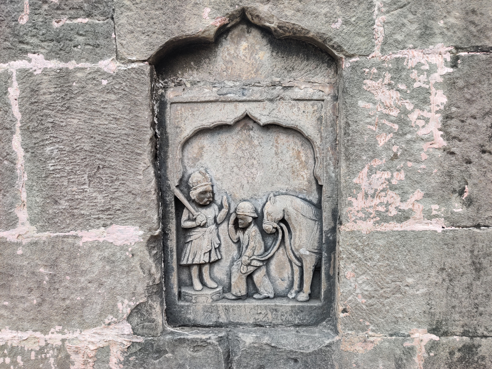 चित्र-4 पापनाशनी बावली, सुद्धमहादेव, उधमपुर, चित्र में एक अंग्रेज अधिकारी को स्थानीय राजा को सलाम करते हुए दिखाया गया है, चित्र सौजन्य– अभिनव बहल, दिसम्बर, 2020