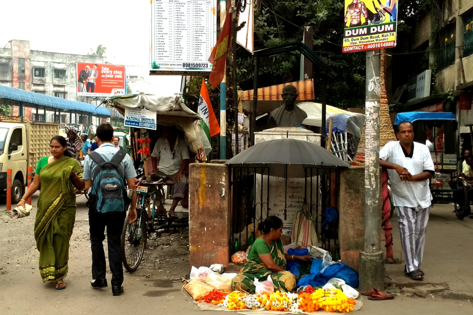 Fig. 5: Dumdum Road: The bust of Hemanta Basu, situated on a busy foot path, adjacent to the Dumdum Balaji Hanuman Temple. Courtesy: Anwesha Sengupta.