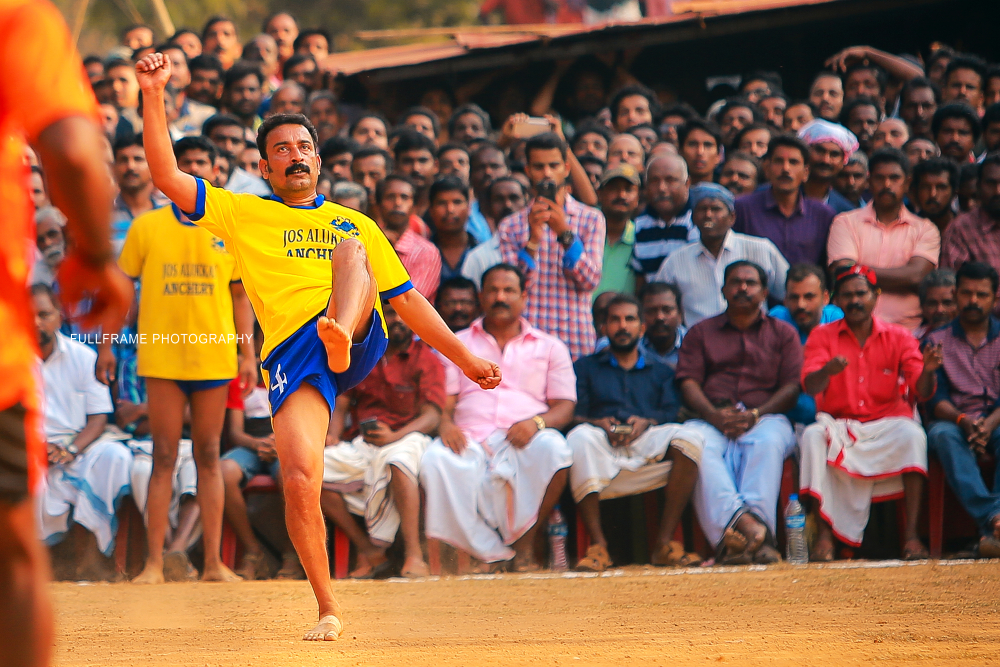 Fig.5. കൈവെട്ടിയ പന്ത് എതിർ ടീമിലെ കാലടികാരൻ കാലുയർത്തി അടിച്ച് കളിക്കളത്തിനു പുറത്തേക്ക് കളയുന്നു. കടപ്പാട് ഫുള്‍ഫ്രയിം