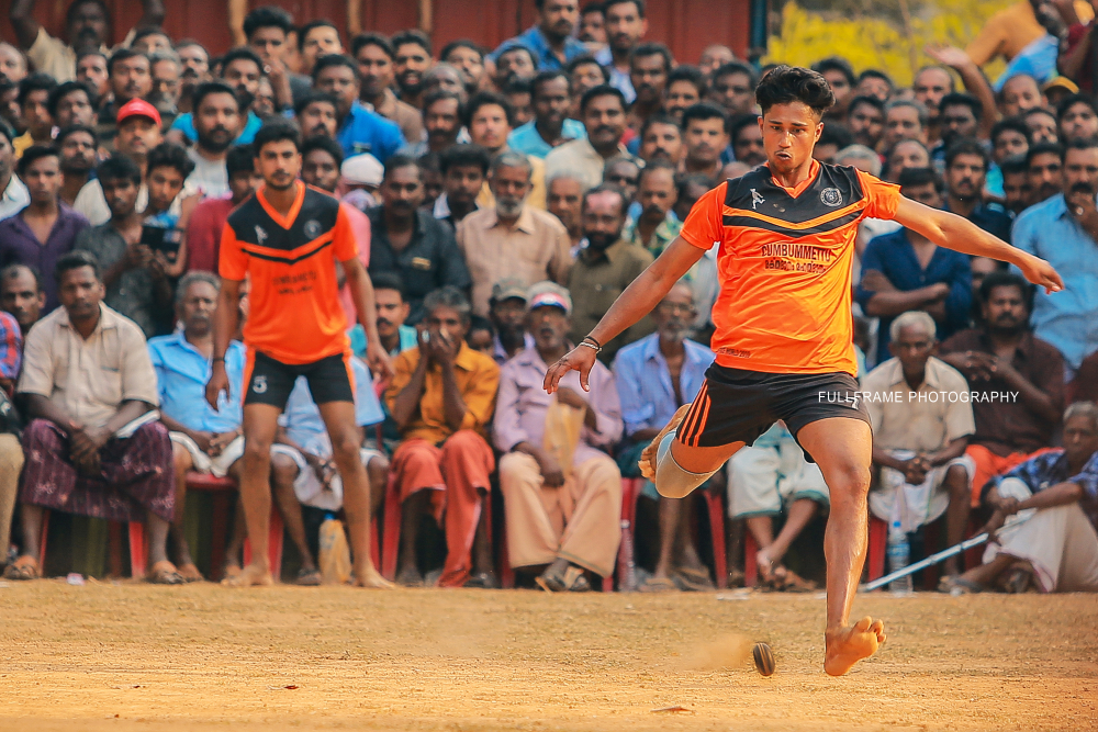 Fig.6.കൈവെട്ടിയപ്പോൾ ഉരുണ്ടു വരുന്ന പന്തിനെ മടക്കി അടിക്കാൻ ശ്രമിക്കുന്ന എതിർ ടീമിൻറെ കാലടികാരൻ. കടപ്പാട് ജിബി ഫുള്‍ഫ്രയിം