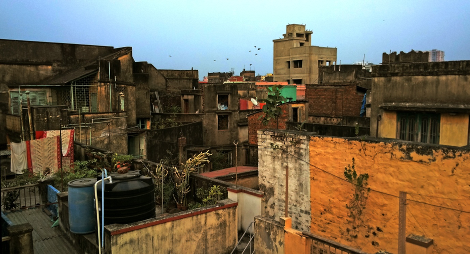 Fig. 7: A typical Calcutta para, where the houses are closely built, with few gaps in between. Courtesy: Anwesha Sengupta.