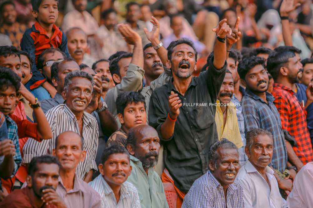 Fig.7. കളിക്കളത്തിൽ പരസ്പരം ഏറ്റുമുട്ടുന്ന ടീമുകളെ പ്രോത്സാഹിപ്പിക്കുന്ന  പന്തുകളി പ്രേമികൾ. കടപ്പാട് ജിബി ഫുള്‍ഫ്രയിം