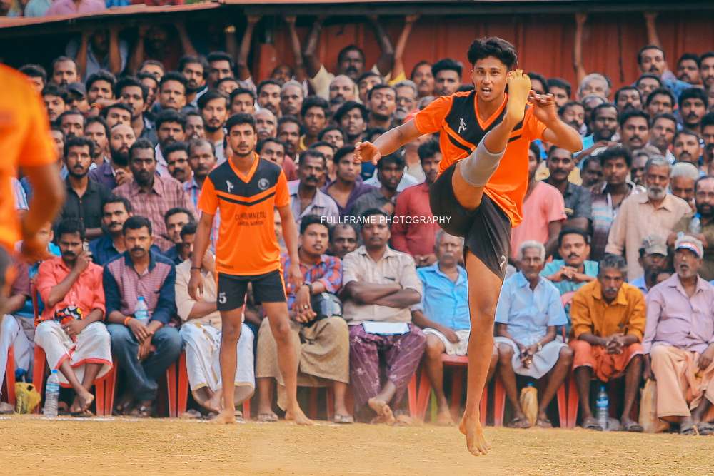 Fig.8. സമകാലിക നാടൻ പന്തുകളിയിലെ ജനപ്രിയ താരമായ കമ്പംമെട്ടിന്റെ ബിജോമോൻ കാലുകൊണ്ട് പന്ത് പൊക്കി അടിക്കുന്ന ദൃശ്യം. കടപ്പാട് ജിബി ഫുള്‍ഫ്രയിം