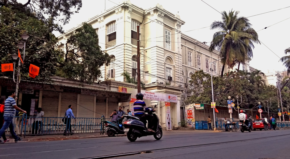 Fig. 9: The tramlines in front of the Presidency University (which used to be the Presidency College). Hindu School is situated diagonally opposite to the main entrance of Presidency.  If one faces Presidency, Calcutta University would be on their left. Maulana Azad College, Goenka College, Sanskrit College (now Sanskrit University), Vidyasagar College and City College are all situated either right next to this tramline or in close proximity to this tramline. Courtesy: Anwesha Sengupta