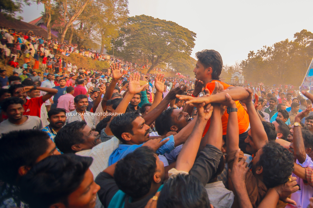 Fig.9. നാടൻ പന്തുകളിയിൽ വിജയികളായ ടീമിനെ പന്തുകളി പ്രേമികൾ ഹർഷാരവത്തോടെ എതിരേൽക്കുന്നു. കടപ്പാട് ജിബി ഫുള്‍ഫ്രയിം