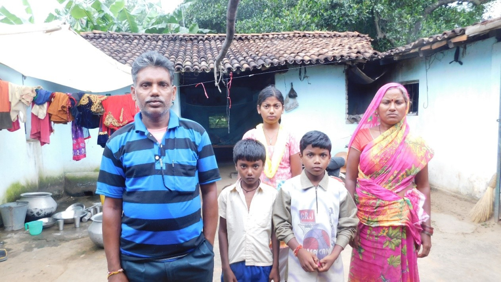 Fig.3. अजय मेहर अपने परिवार के साथ| (सौजन्य: सरोज केरकेट्टा)