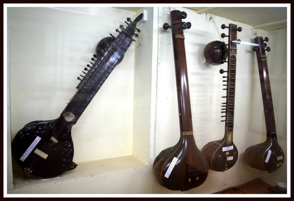 Fig. 4. প্রাচীন তারযন্ত্র  (কার্টিসি: শর্মিষ্ঠা চক্রবর্তী)