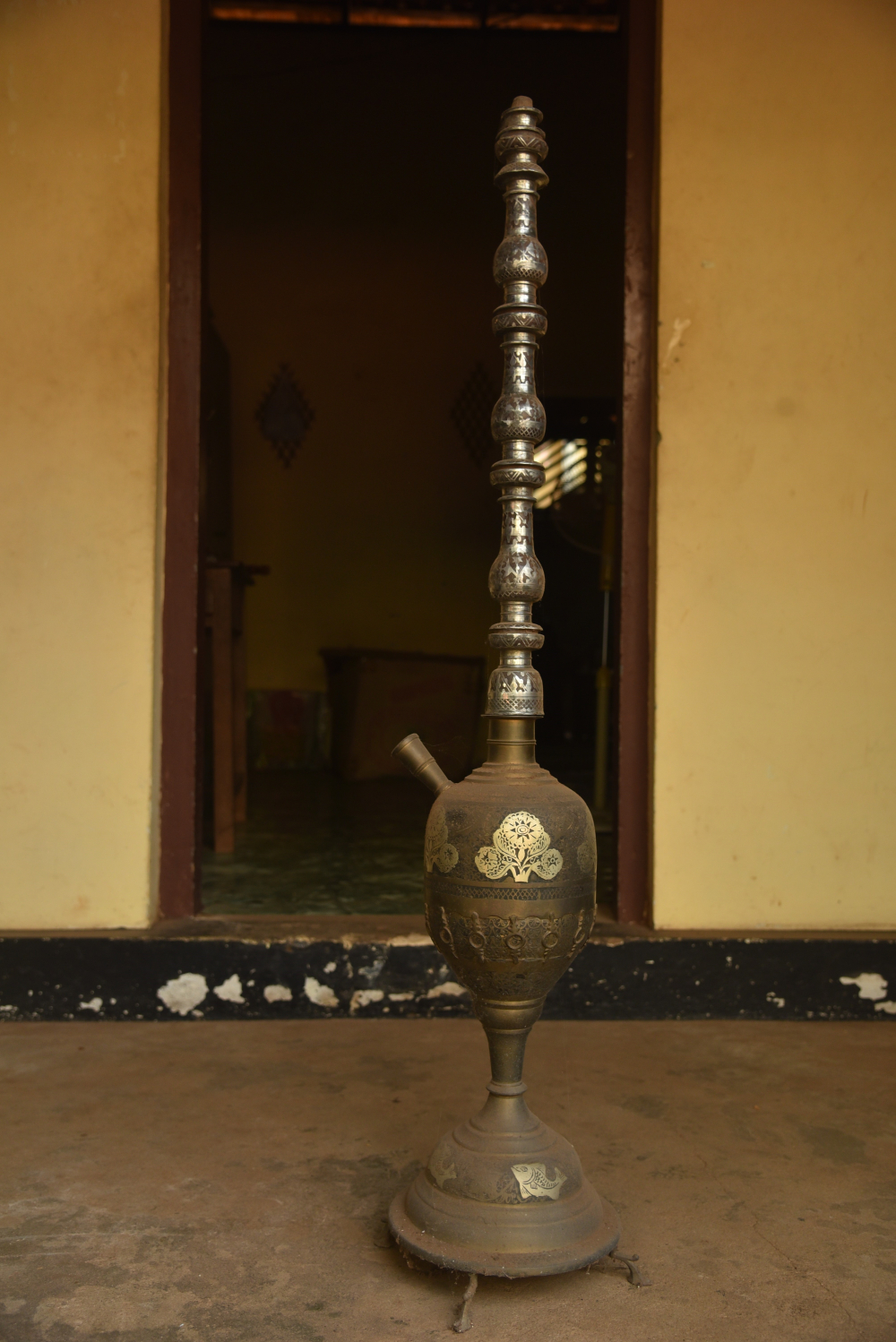 Figure 2. പൈപ്പുകള്‍ ഒഴികെ പൂര്‍ണ്ണമായും ലോഹത്തില്‍ തീര്‍ത്ത പഴയ ഹുക്ക. (കടപ്പാട് നന്ദുരാജ്)