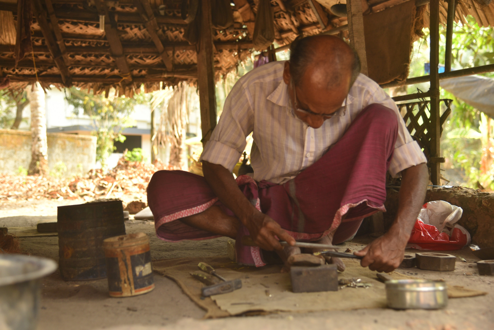 Figure 4. ഹുക്കനിര്‍മ്മാണ പ്രവര്‍ത്തനത്തില്‍ ഏര്‍പ്പെട്ടിരിക്കുന്ന ഇന്നത്തെ തൊഴിലാളി. (കടപ്പാട് നന്ദുരാജ്)