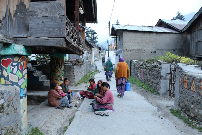 Fig. 10: The streets as used as social spaces. Women and men of the community gather in the evenings for discussions, weaving, and other activities