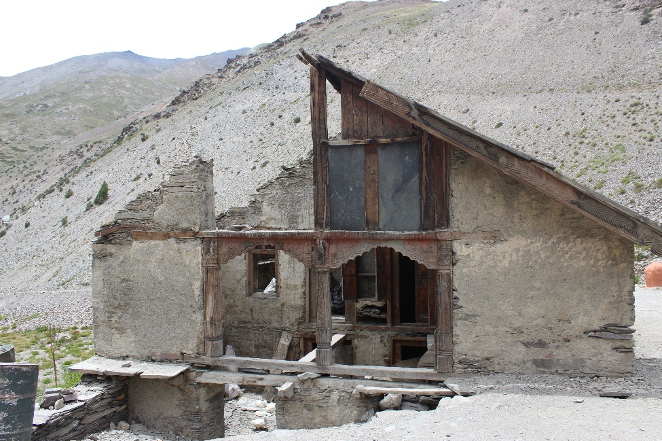 Fig. 12: Remains of one of the houses in the Jadung valley, showcasing the same construction technique and elements as seen in the Bagori village  (Photo: Dhruv Sharma)
