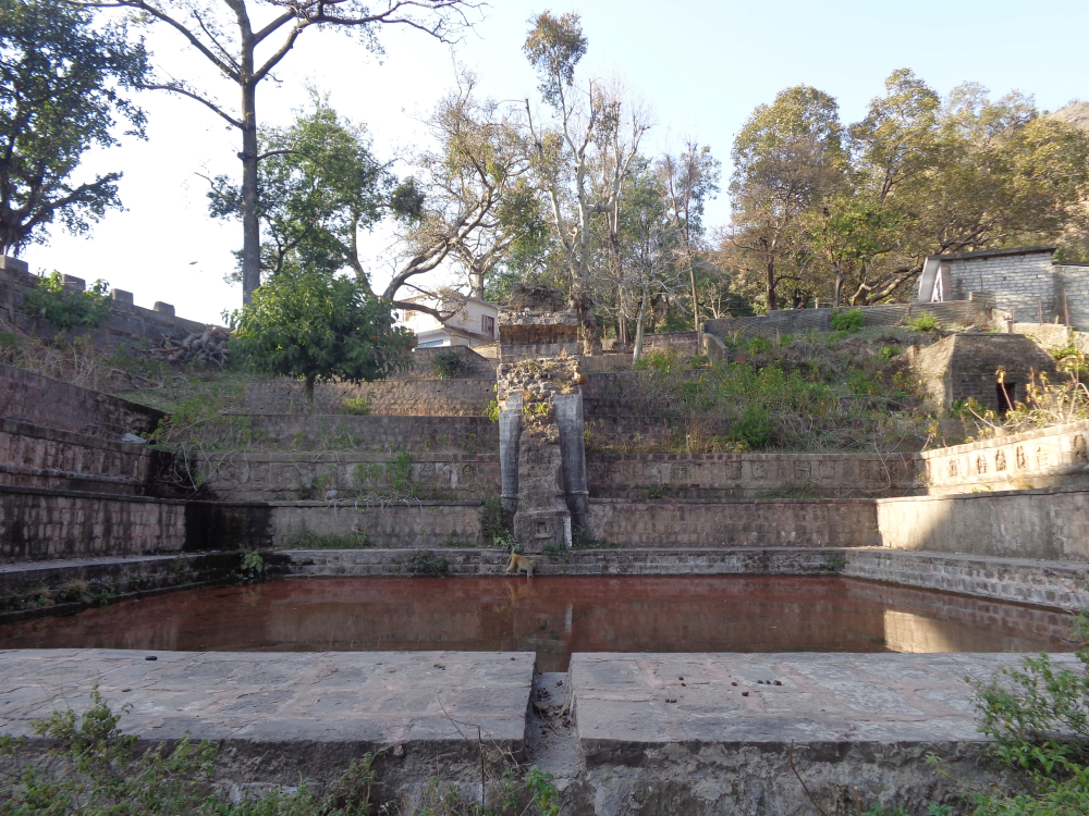 (चित्र– 7 प्रस्तुत चित्र उधमपुर के चढेयाई गाँव में स्थित सबसे भव्य बावली का है जो कि आज भग्नावस्था में है, चित्र सौजन्य– नरेन्द्र भारती, जनवरी२०२१)