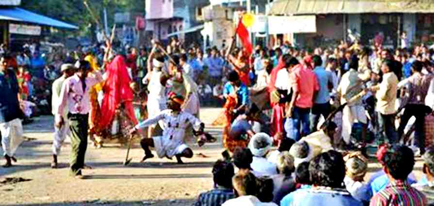 The performance is usually held in the centre of the village. The audience has an interactive role with the performers where they encircle the performance area. (Photo: Nishita Banerjee 