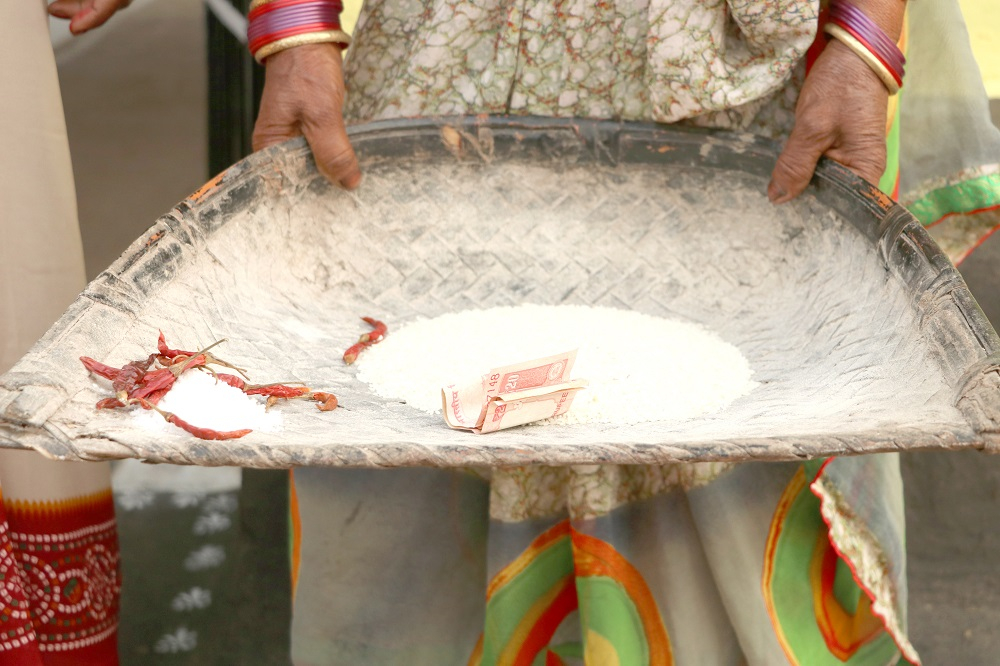 Present Offered to Sua Dancers