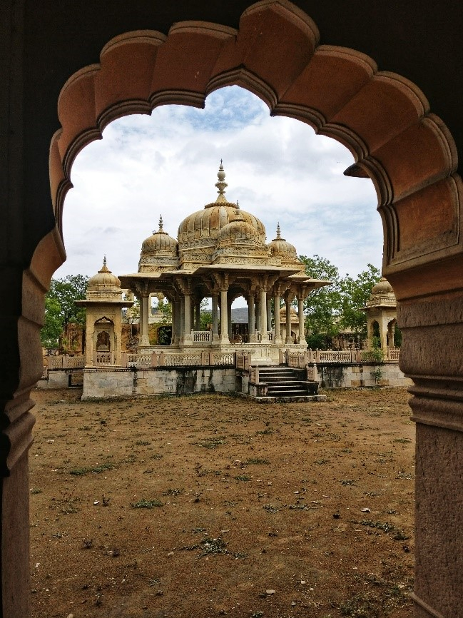 a chhatri at Maharaniyon ki chhatriyan, rajasthan, Photo: Chandni Chowdhary 