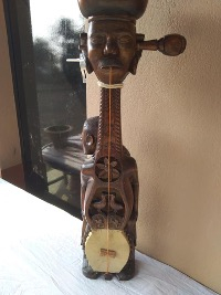 ढोडरो बानाम (बानाम का एक प्रकार): कलाकार- सनातन मुर्मू  (फोटोः घोसालडांगा बिष्णुबाटी आदिबासी ट्रस्ट संग्रहालय, बीरभूम, प. बंगाल, 17 अक्टूबर 2019)